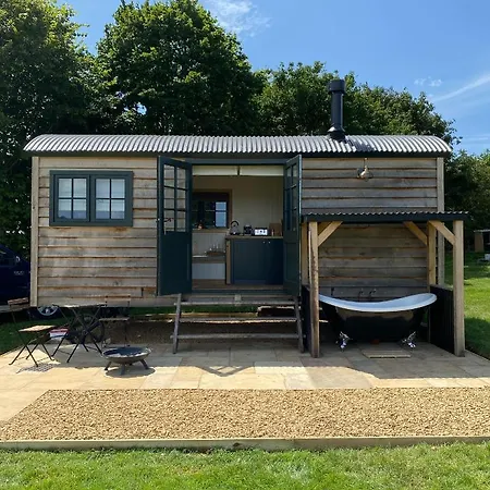The Rabbit Warren Shepherd Hut Ketton Exterior photo