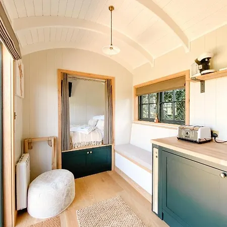 The Rabbit Warren Shepherd Hut Ketton Exterior photo
