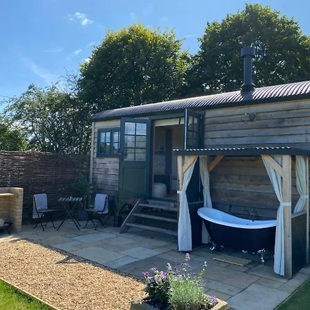 The Rabbit Warren Shepherd Hut Ketton Exterior photo